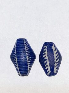 perle réalisée traditionnellement par les femmes mauritaniennes s'inspirant certainement des perles islamiques de Fustat (Égypte)